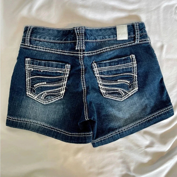Maurices Women’s Denim Shorts Size 1/2 - Picture 2 of 4
